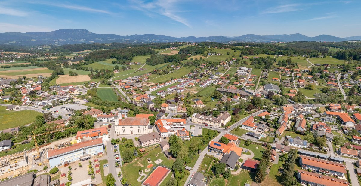 Luftbild von Eggersdorf bei Graz mit Kirche, Ortszentrum und steirischen Hügeln